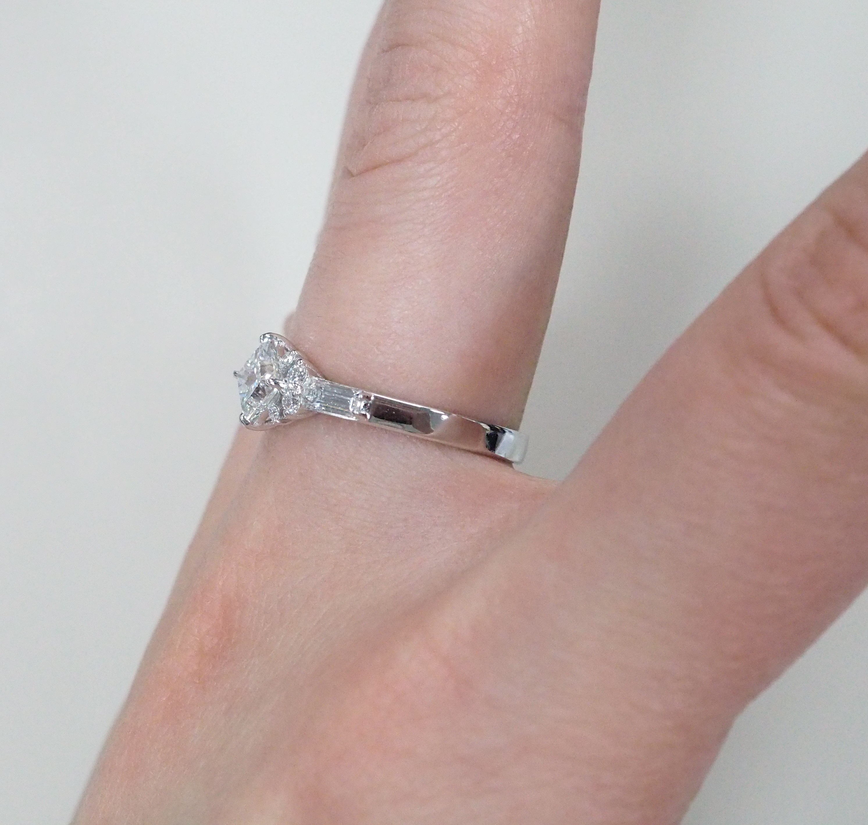 Кольцо из белого золота с бриллиантами